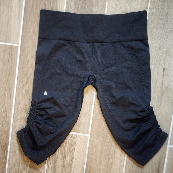 Lululemon Athletica In The Flow Crop II Leggings in Dark Grey / Black Sz 10 - Picture 4 of 5
